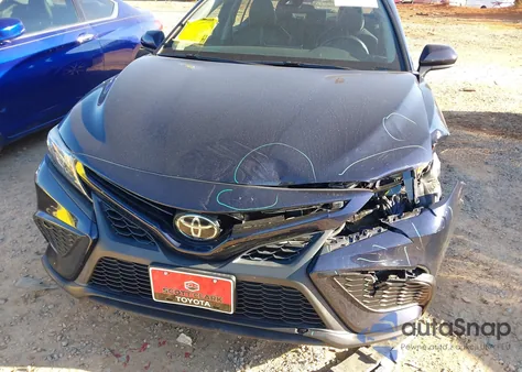 2021 Toyota Camry Se z USA, uszkodzony, nr VIN 4T1G11AK1MU558015